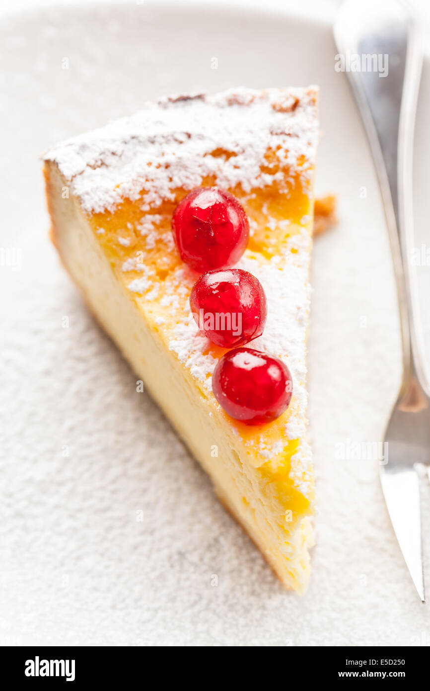 Käsekuchen mit süßen Kirschen dekoriert Stockfoto