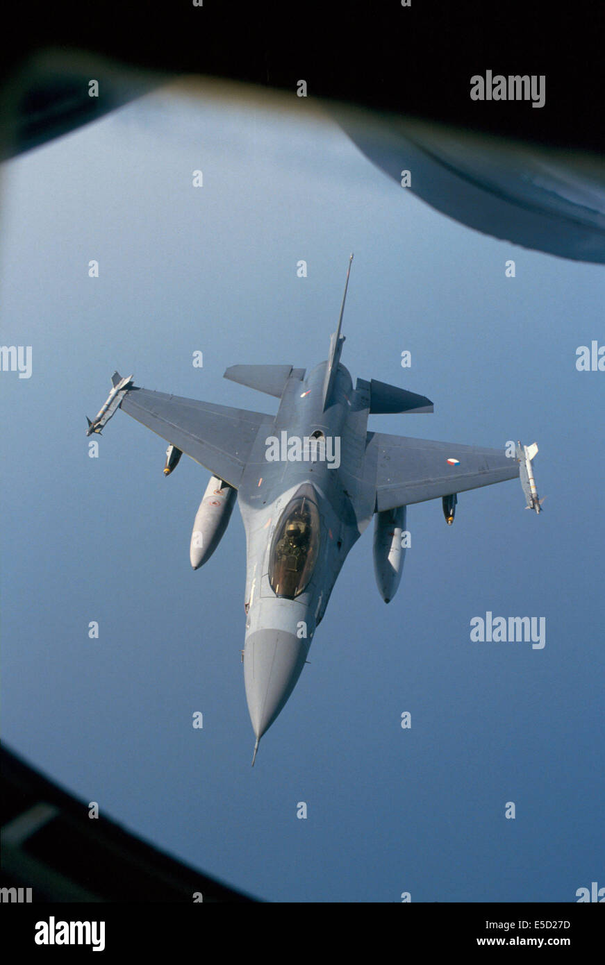 Luft-Betankung eines niederländischen F-16 Kämpfer Stockfoto