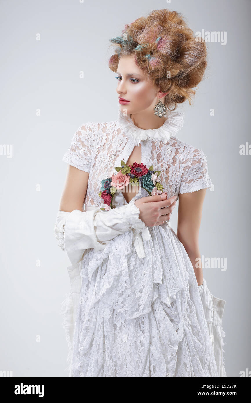 Fotomodell in seidig weißen Kleid und Kranz aus Blumen Stockfoto