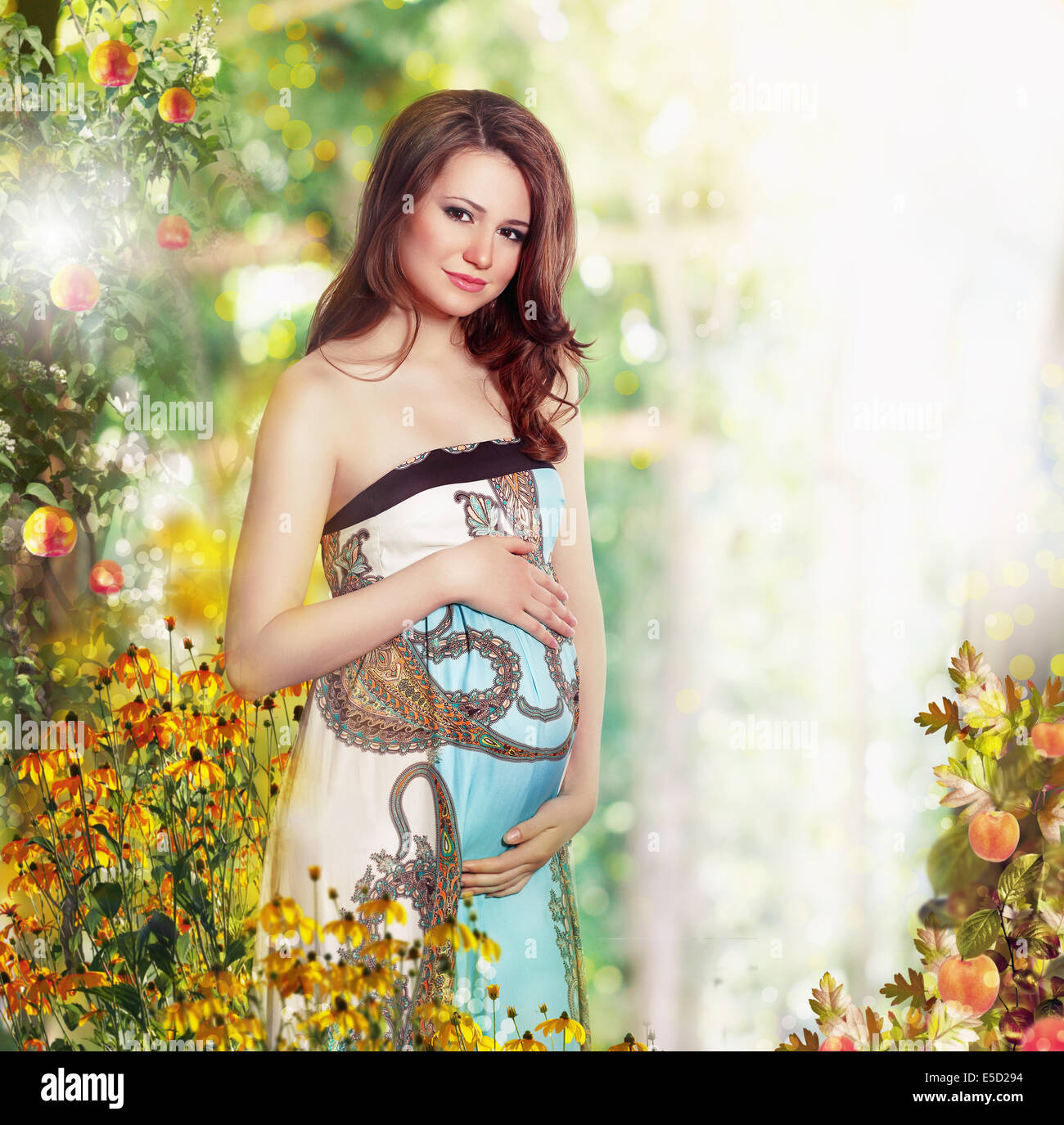 Mutterschaft. Schwanger lächelnde Frau in der Natur erwartet Baby Stockfoto