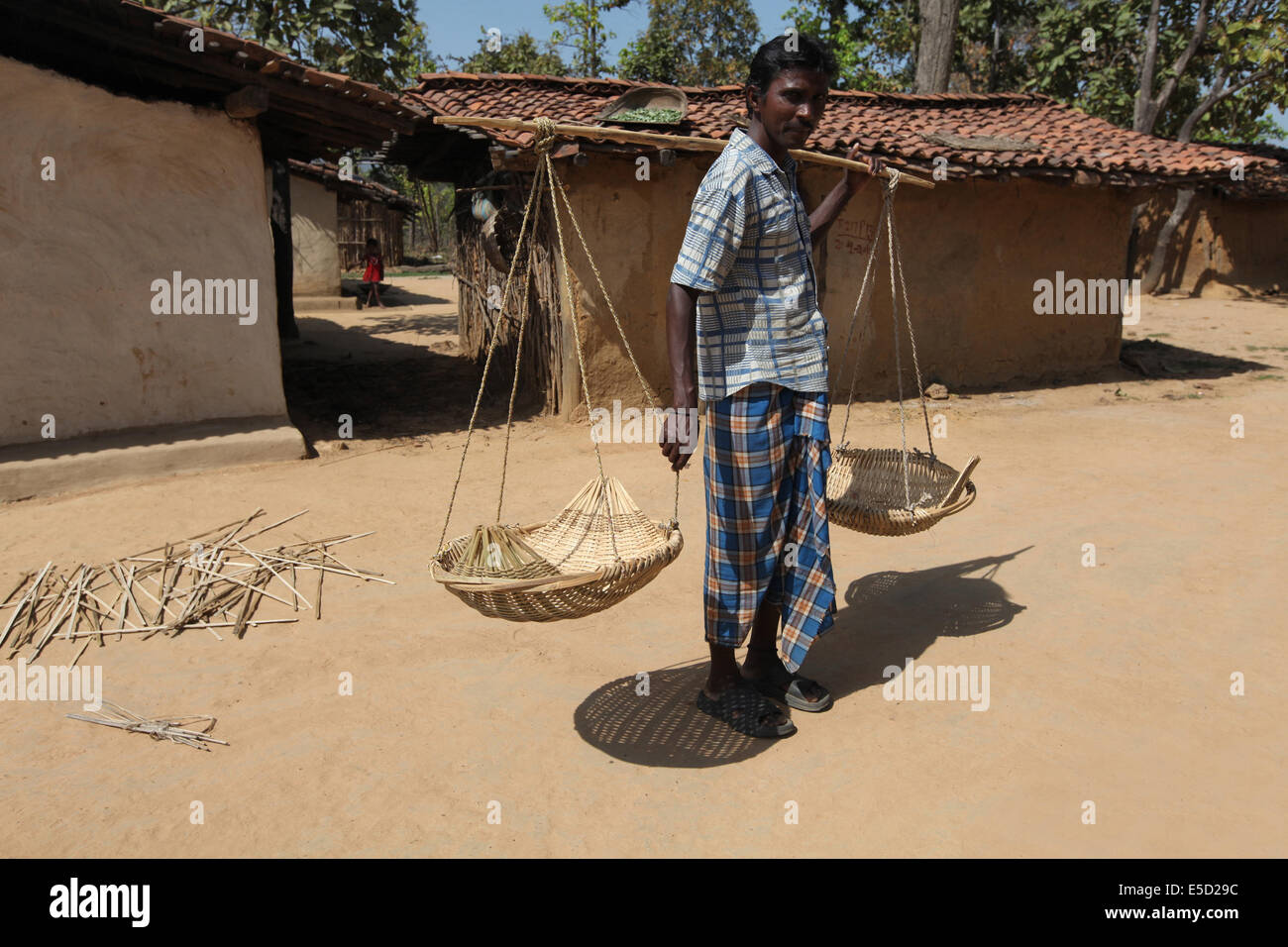 Tribal Mann trägt ein paar Bambus Körbe, Chueya Dorf, Korba District, Chattisgadh, Indien Stockfoto