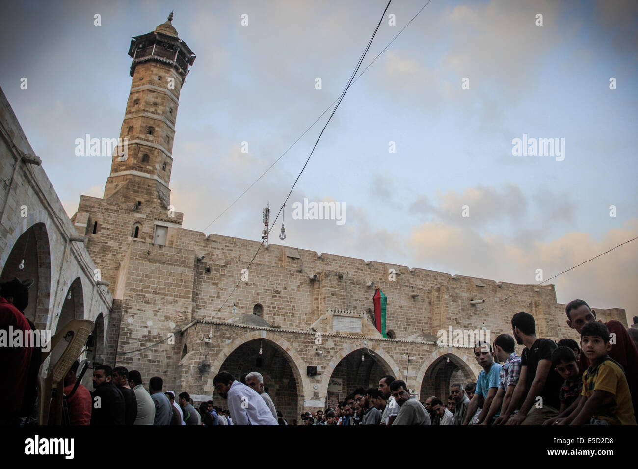 Gaza-Streifen. 28. Juli 2014. Palästinenser besuchen das Eid al-Fitr Gebet in al - Omari-Moschee, in den Gaza-Streifen 28. Juli 2014. Der UN-Sicherheitsrat einigten sich auf eine Erklärung am Sonntag nachdrücklichen Aufforderung an Israel, die Palästinenser und die islamistische Hamas-Kämpfer zu implementieren eine humanitäre Waffenruhe jenseits der muslimischen Feiertag von Eid al-Fitr und Bemühungen um einen dauerhaften Waffenstillstand zu erreichen... Bildnachweis: Ahmed Hjazy/Pacific Press/Alamy Live-Nachrichten Stockfoto