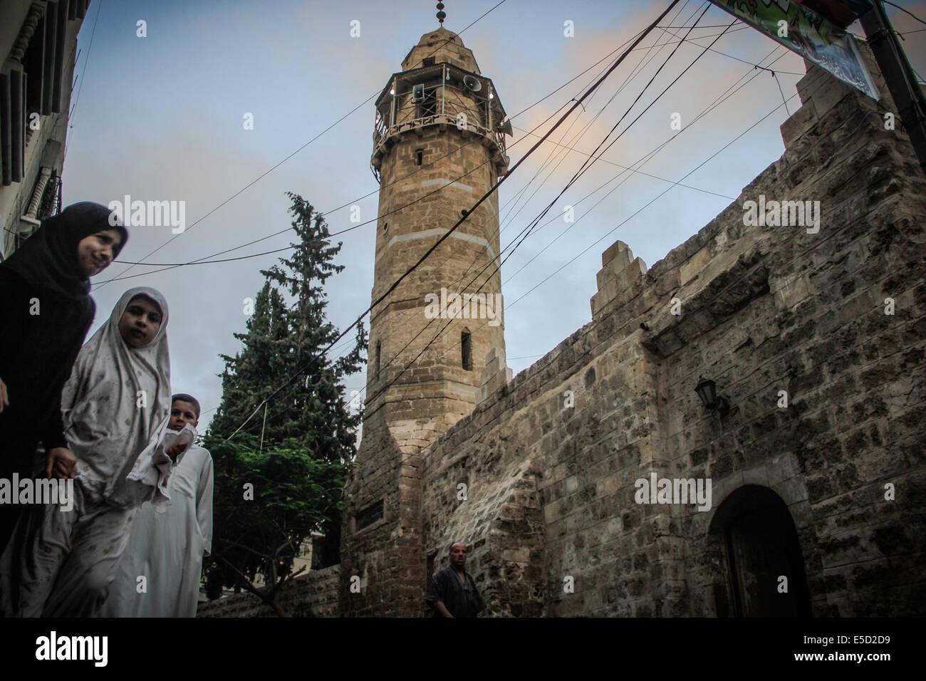 Gaza-Streifen. 28. Juli 2014.  Palästinenser besuchen das Eid al-Fitr Gebet in al - Omari-Moschee, in den Gaza-Streifen 28. Juli 2014. Der UN-Sicherheitsrat einigten sich auf eine Erklärung am Sonntag nachdrücklichen Aufforderung an Israel, die Palästinenser und die islamistische Hamas-Kämpfer zu implementieren eine humanitäre Waffenruhe jenseits der muslimischen Feiertag von Eid al-Fitr und Bemühungen um einen dauerhaften Waffenstillstand zu erreichen... Bildnachweis: Ahmed Hjazy/Pacific Press/Alamy Live-Nachrichten Stockfoto