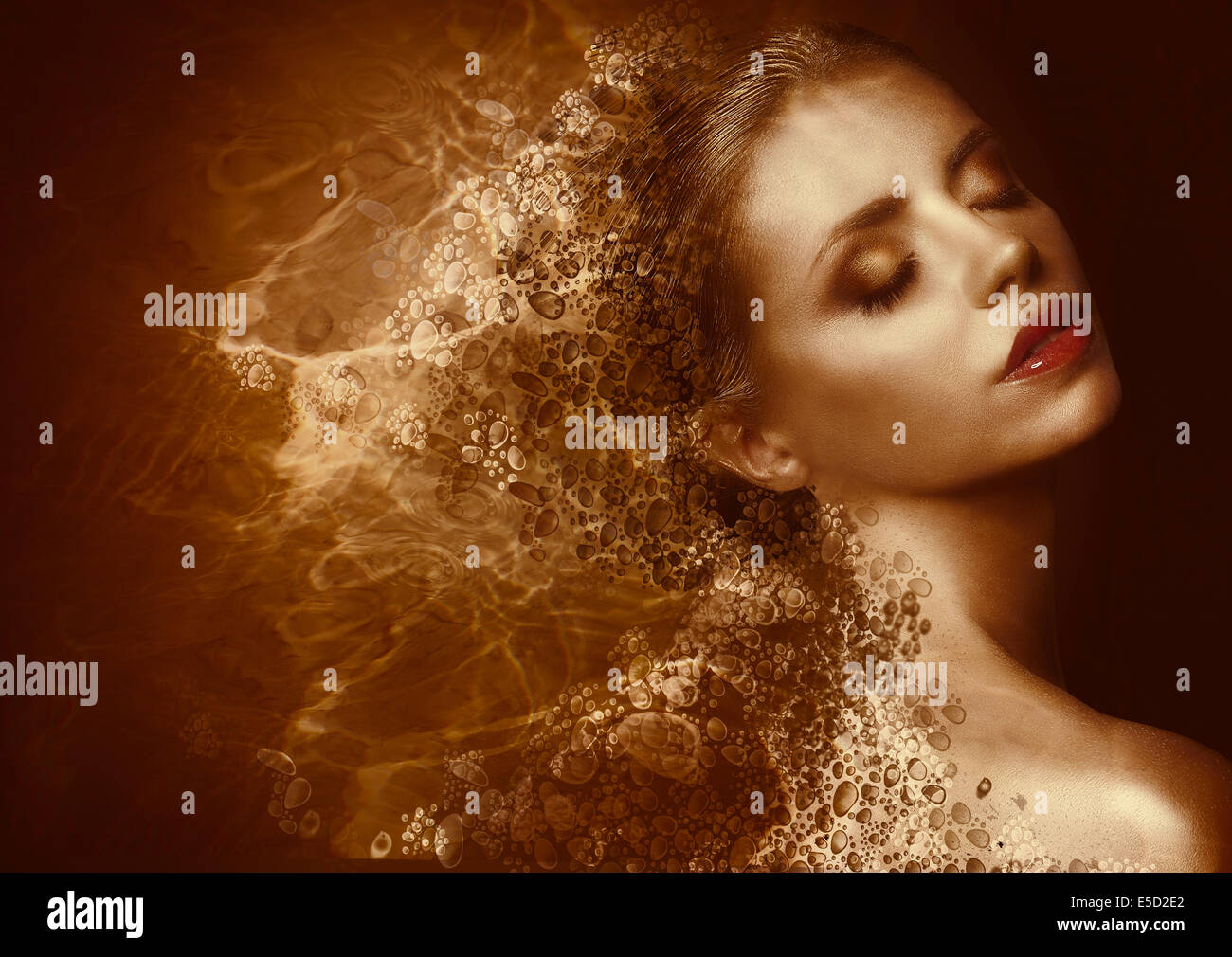 Goldene Splatter. Futuristische Frau mit gebräunten bemalte Haut. Fantasie Stockfoto