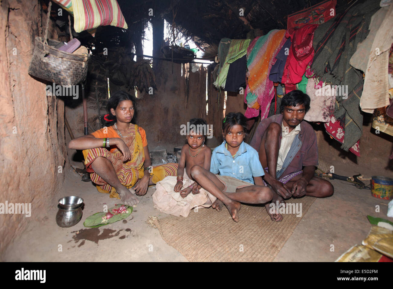 Stammes-Familie drinnen, Pahadi Korba Stamm. Chatibahar Dorf, Chattisgadh, Indien Stockfoto