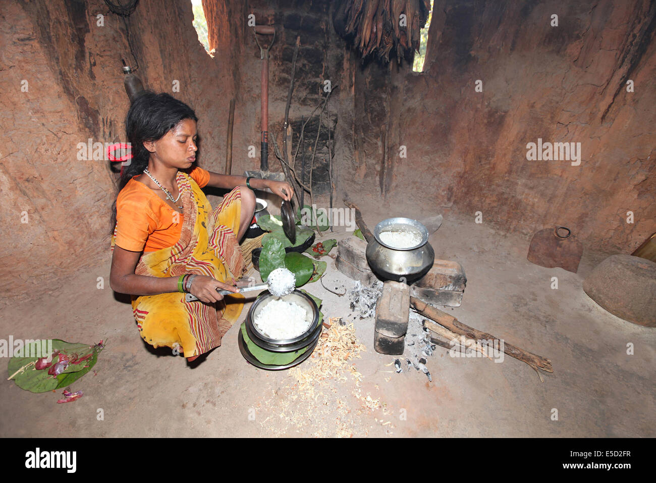 Indianerin Kochen Reis, Pahadi Korba Stamm, Chatibahar Dorf, Chattisgadh, Indien Stockfoto
