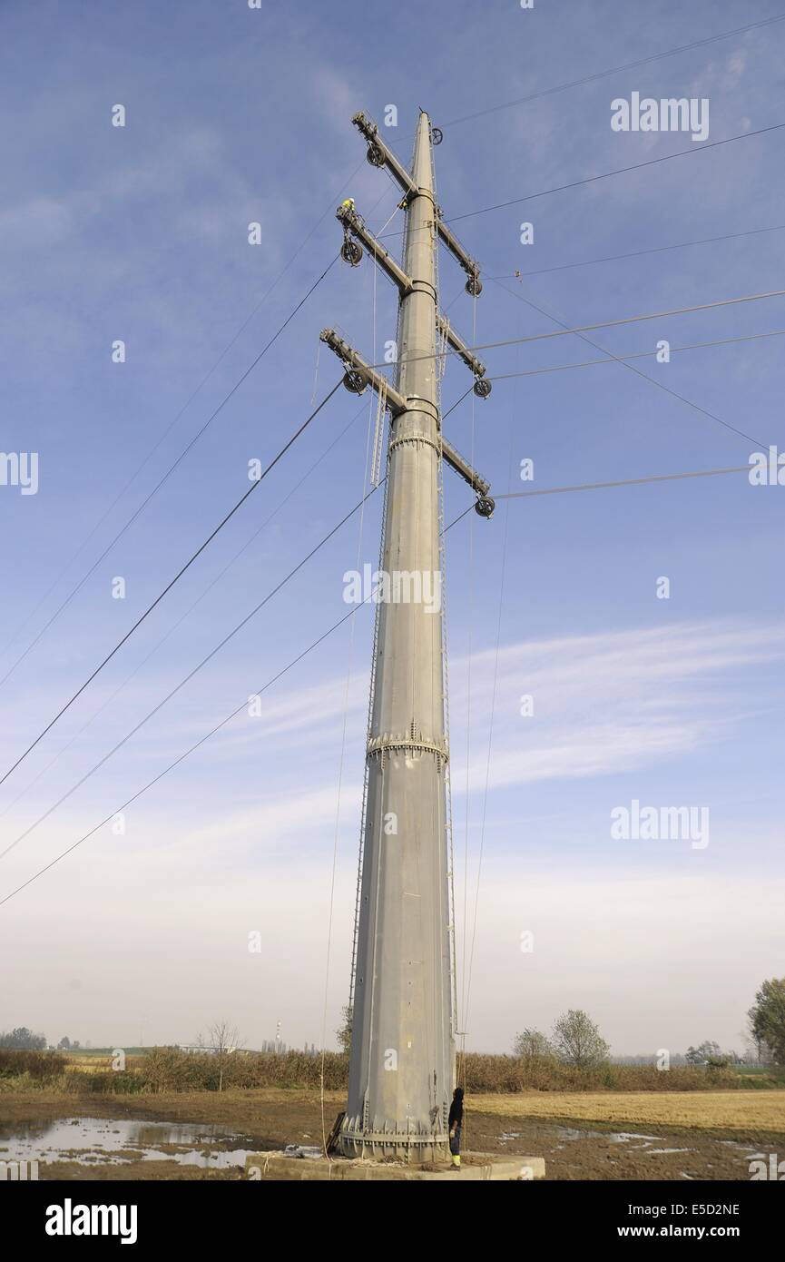 Italien, Rekonstruktion einer Hochspannungs-Stromleitung mit geringen Auswirkungen auf die ökologischen und landschaftlichen Pylonen Stockfoto