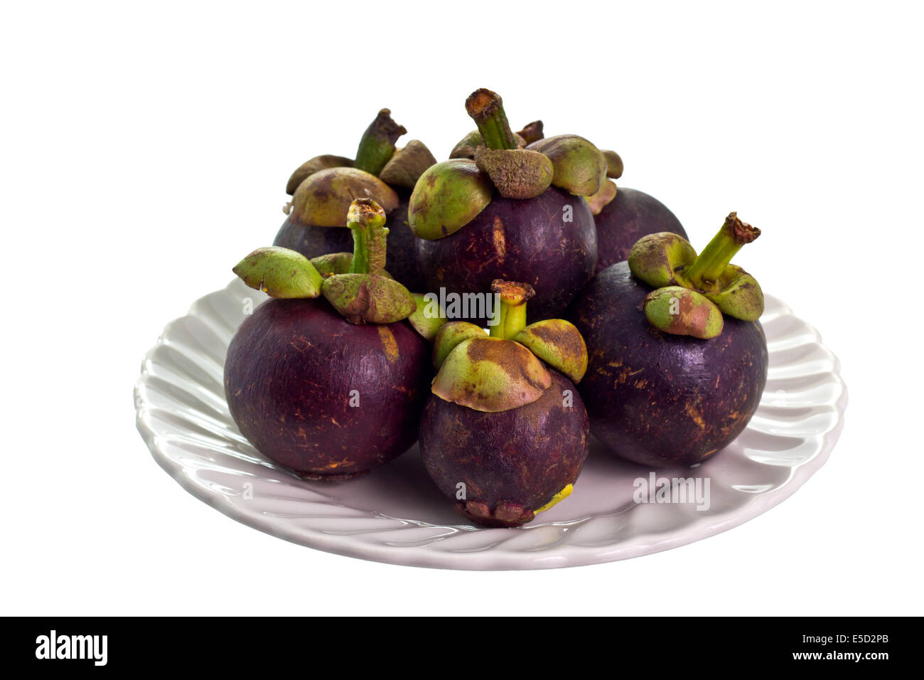 Thai Mangostan auf dem Teller mit weißem Hintergrund Stockfoto