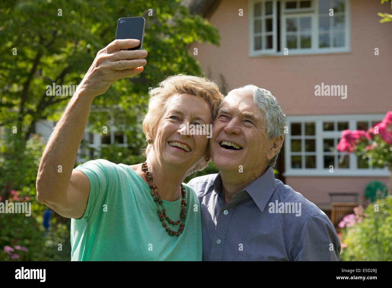 Älteres Ehepaar Selfie fotografieren mit dem Handy Stockfoto