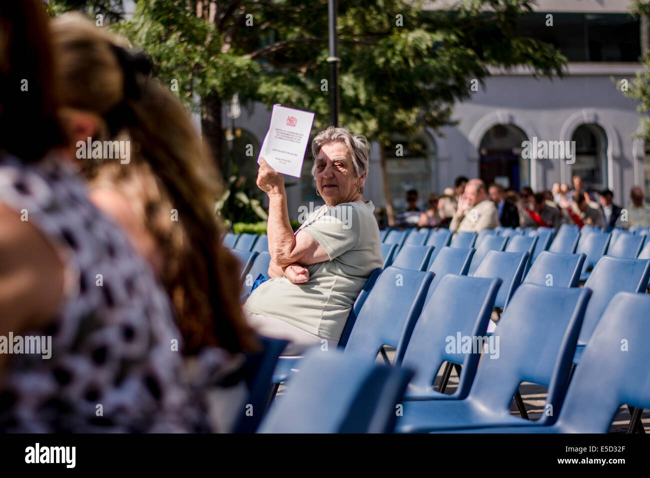 Gibraltar. 28. Juli 2014. Das heiße Sommerwetter hielt viele Bürgerinnen und Bürger von der Teilnahme an der Gedenkfeier auf dem 100. Jahrestag der Weltkrieg One.  Gibraltar hielt heute eine interreligiöse Service des Gedenkens und der Erinnerung an den 100. Jahrestag des Ausbruchs des 1. Weltkrieges an John Mackintosh Square, Gibraltar. Bildnachweis: Stephen Ignacio/Alamy Live-Nachrichten Stockfoto