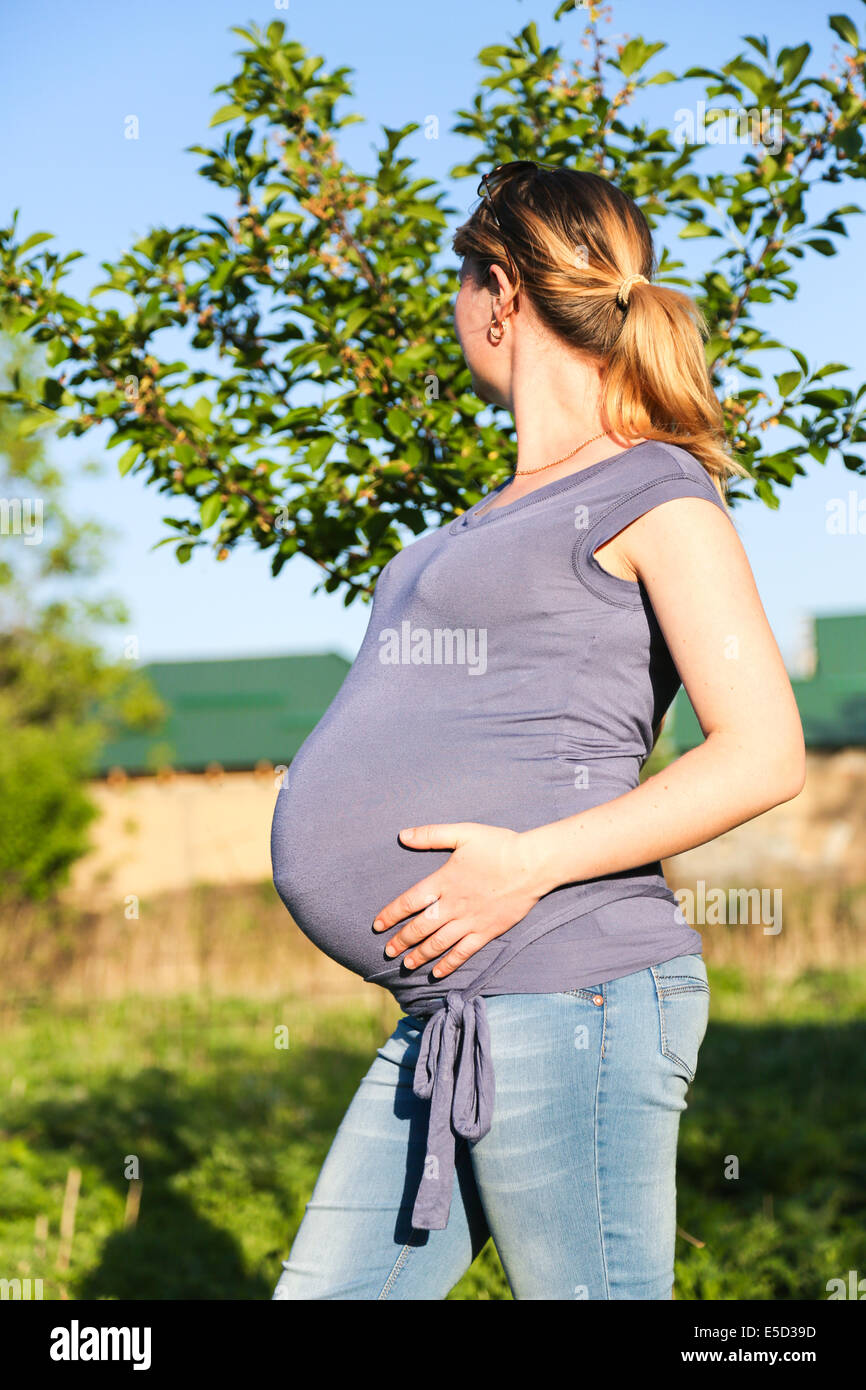 glücklich schwangere Frau mit dicken Bauch Ruhe auf Natur Stockfotografie -  Alamy