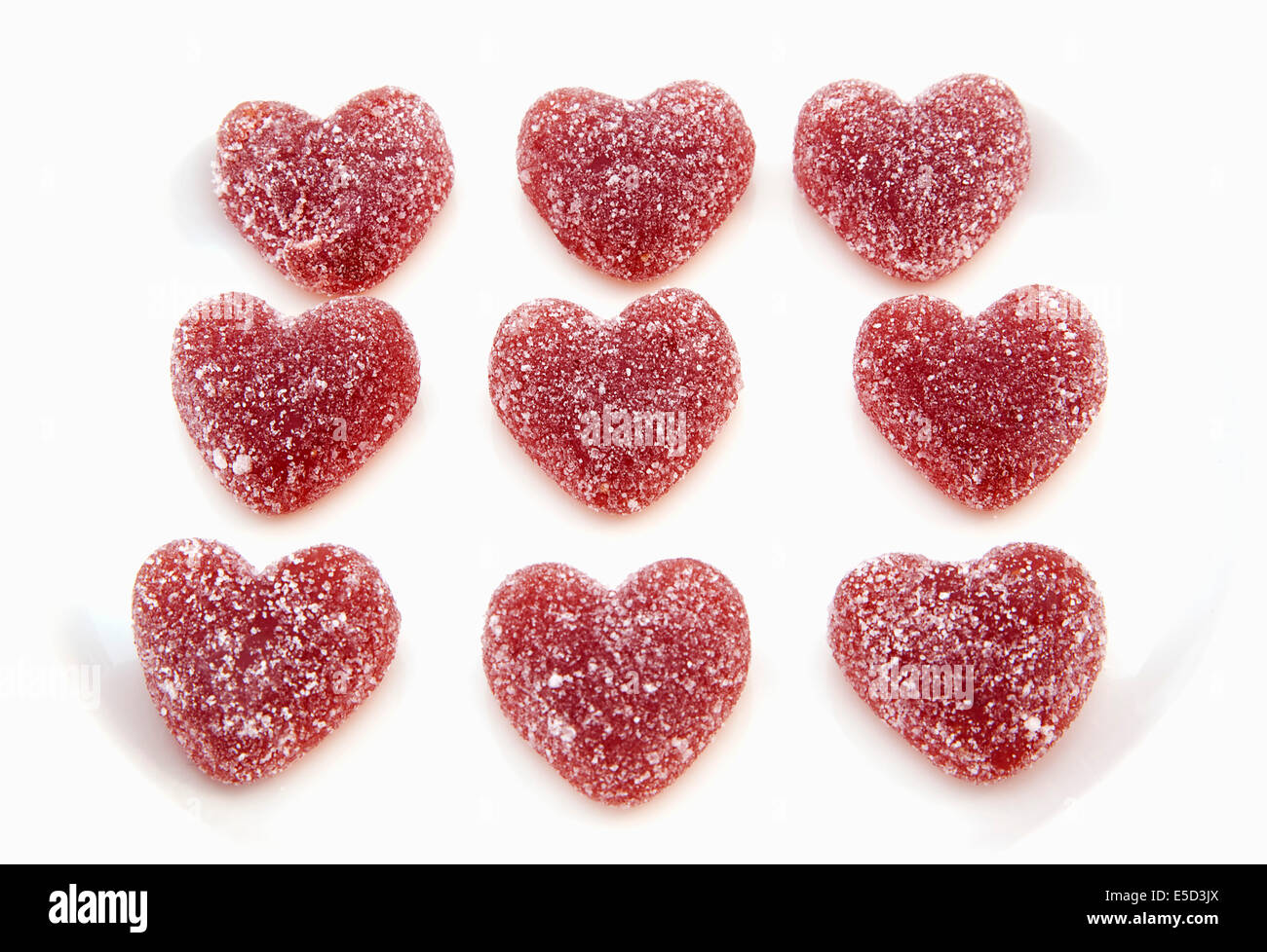 Lebensmittel, Süßigkeiten, Bonbons, rote farbige Jelly Herzen in Zucker überzogen. Stockfoto