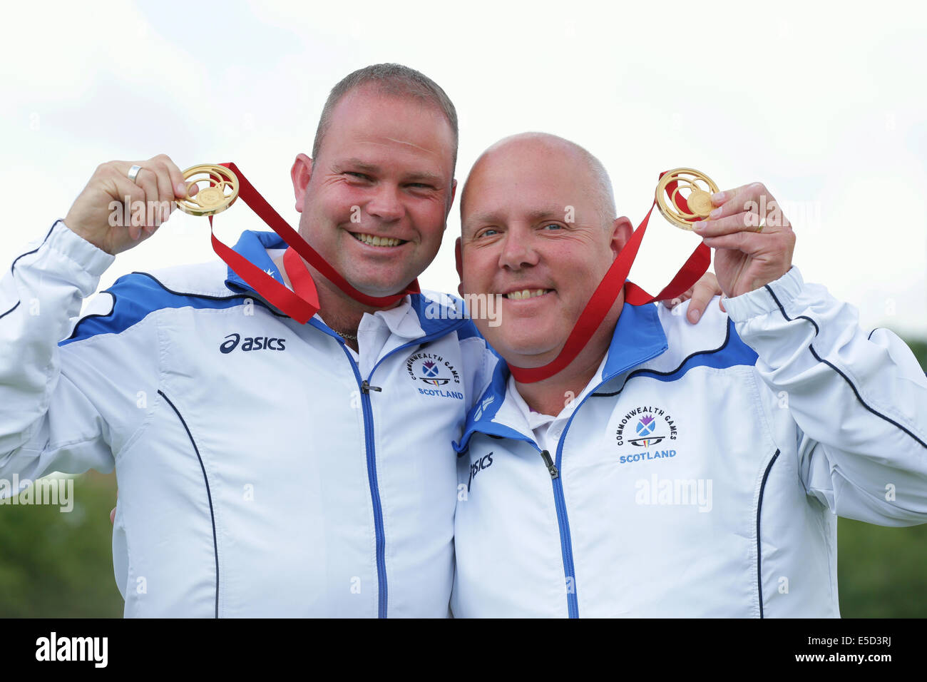 Kelvingrove Lawn Bowls Center, Glasgow, Schottland, Großbritannien, Montag, Juli 2014. Paul Foster Left und Alex Marshall aus Schottland feiern den Gewinn von Goldmedaillen im Men's Lawn Bowls Pairs Final bei den Commonwealth Games 2014 in Glasgow Stockfoto