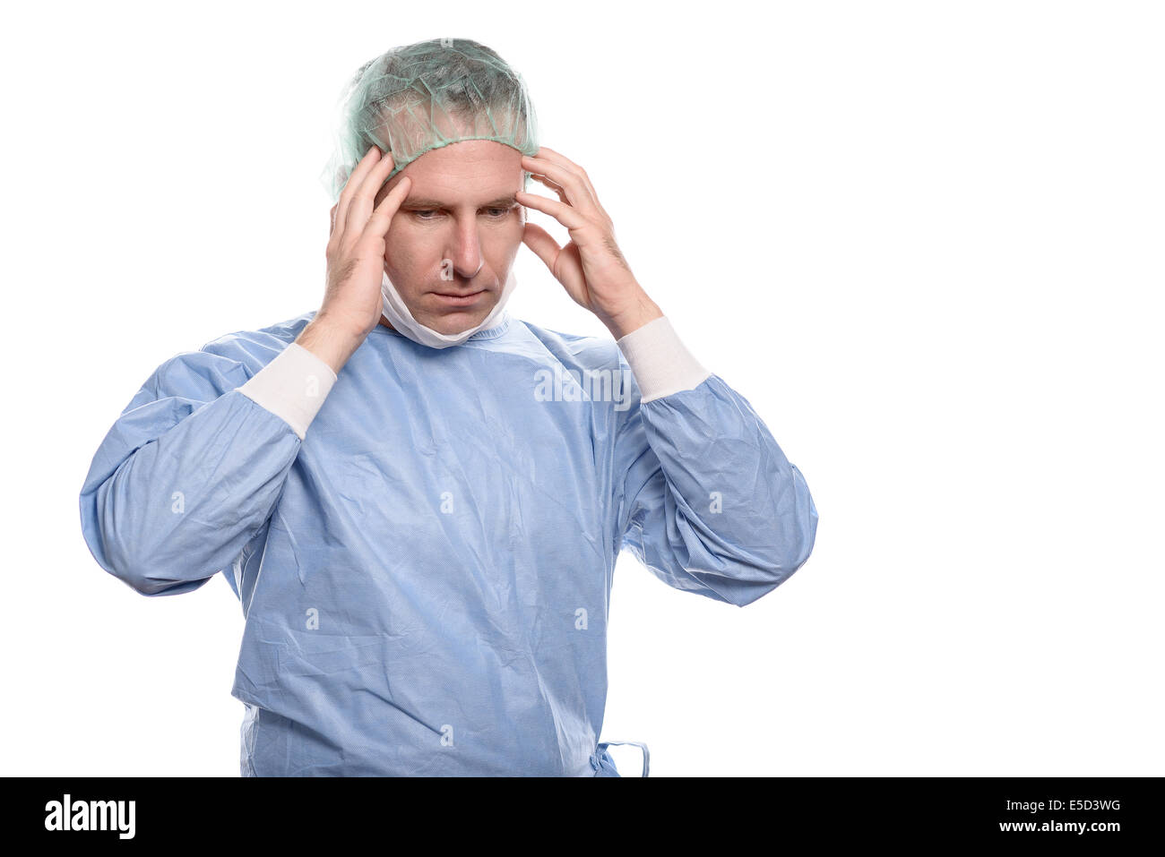 Männlichen Arzt leiden unter Kopfschmerzen und Müdigkeit hält seinen Tempel mit seinen Händen und Augen geschlossen, da er Schmerzen Grimassen Stockfoto