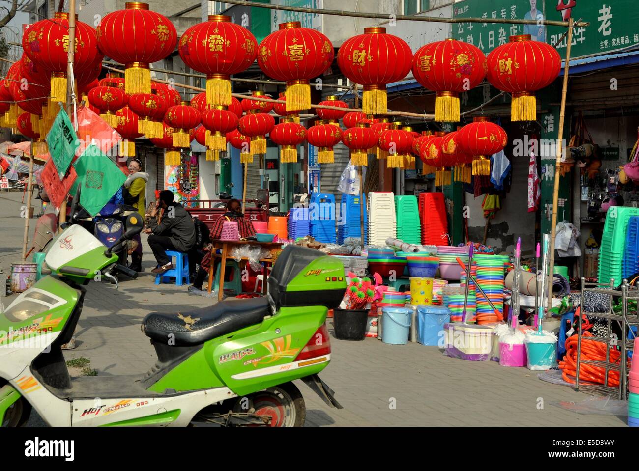 Jun-Le, China: Reihen von leuchtend roten Laternen für das chinesische Neujahrsfest Urlaub hängen vor dem Baumarkt Stockfoto