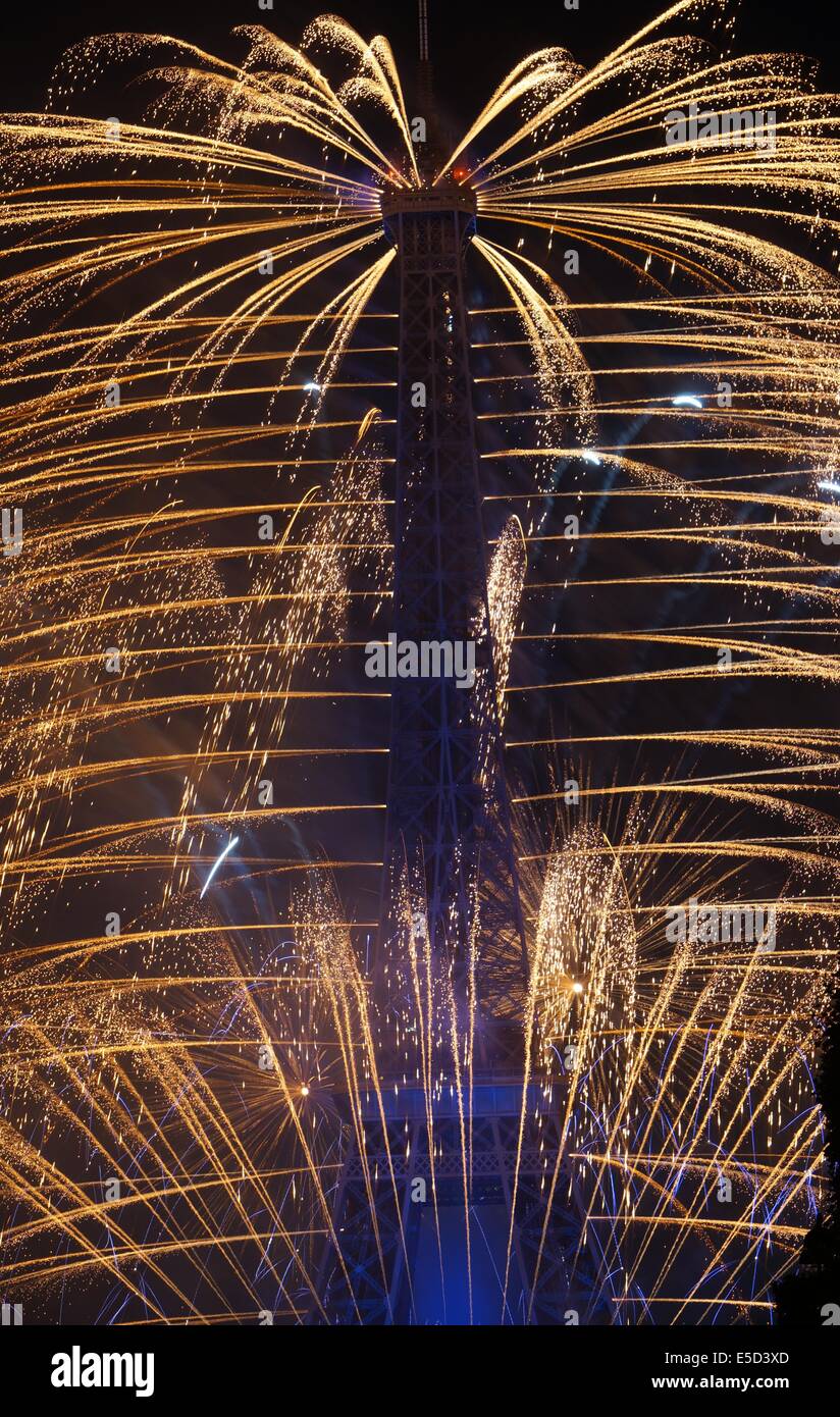 Eiffelturm bei Nacht in blau beleuchtet durch Brunnen wie ein Feuerwerk am Nationalfeiertag französischen Nationalfeiertag Stockfoto