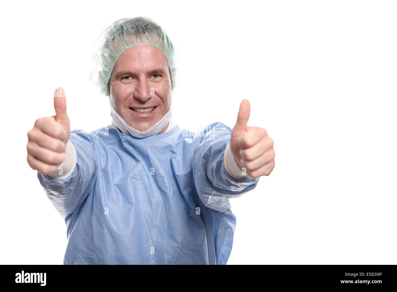Glücklich männlichen Arzt geben einen Daumen nach oben Geste zu zeigen, dass Operation oder Behandlung eines Patienten war erfolgreich und es ist hop Stockfoto