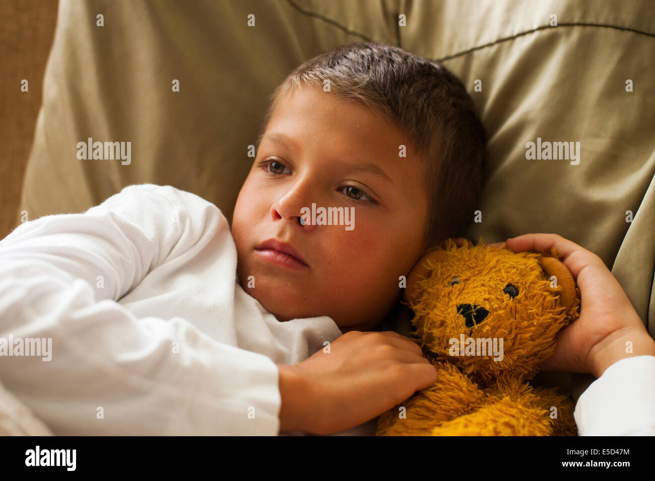 Kind sich krank im Bett Stockfoto
