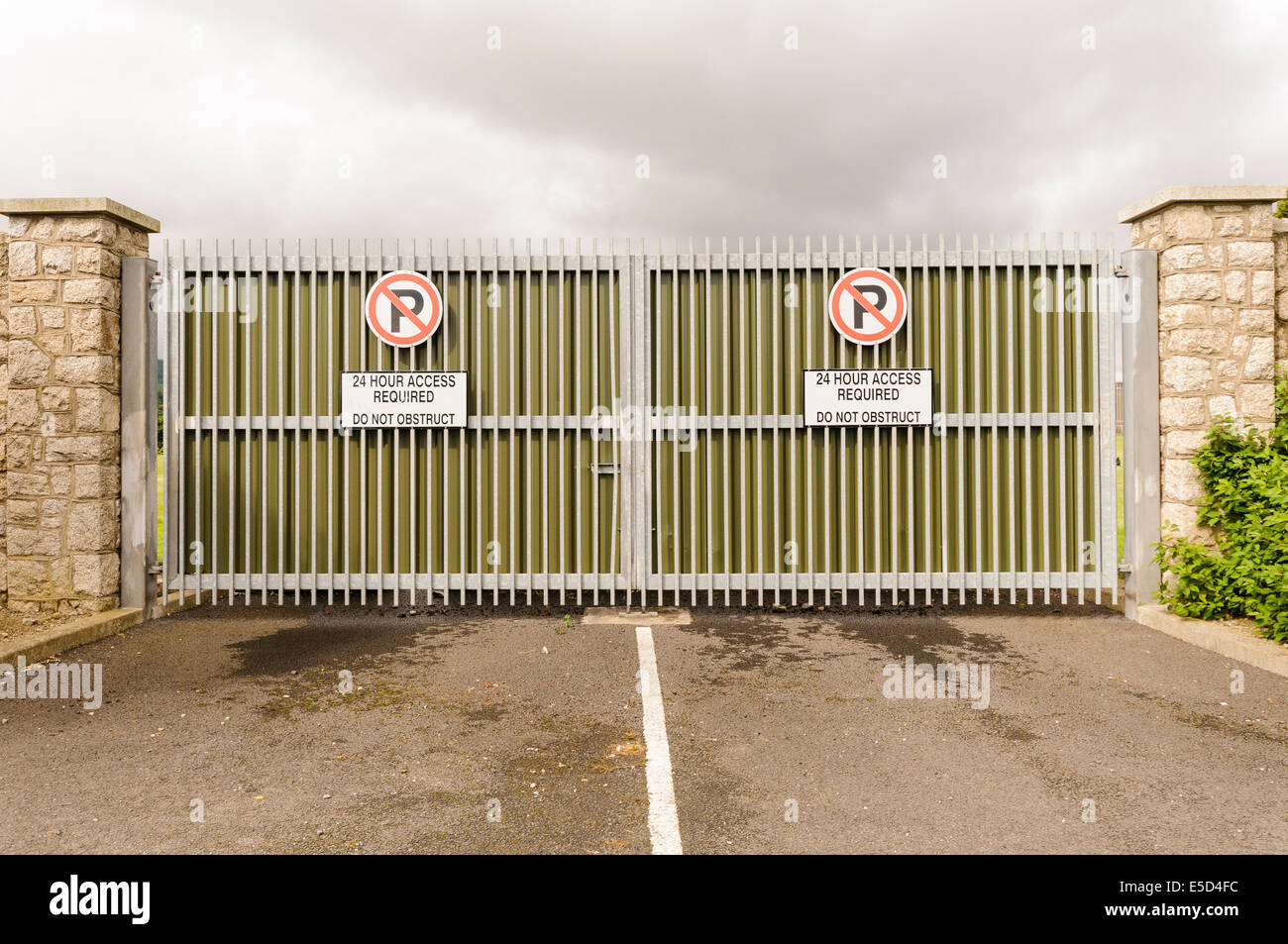 Sicherheitsschleusen mit No Parking Schilder 24-Stunden-Zugang erforderlich.  Nicht behindern " Stockfoto