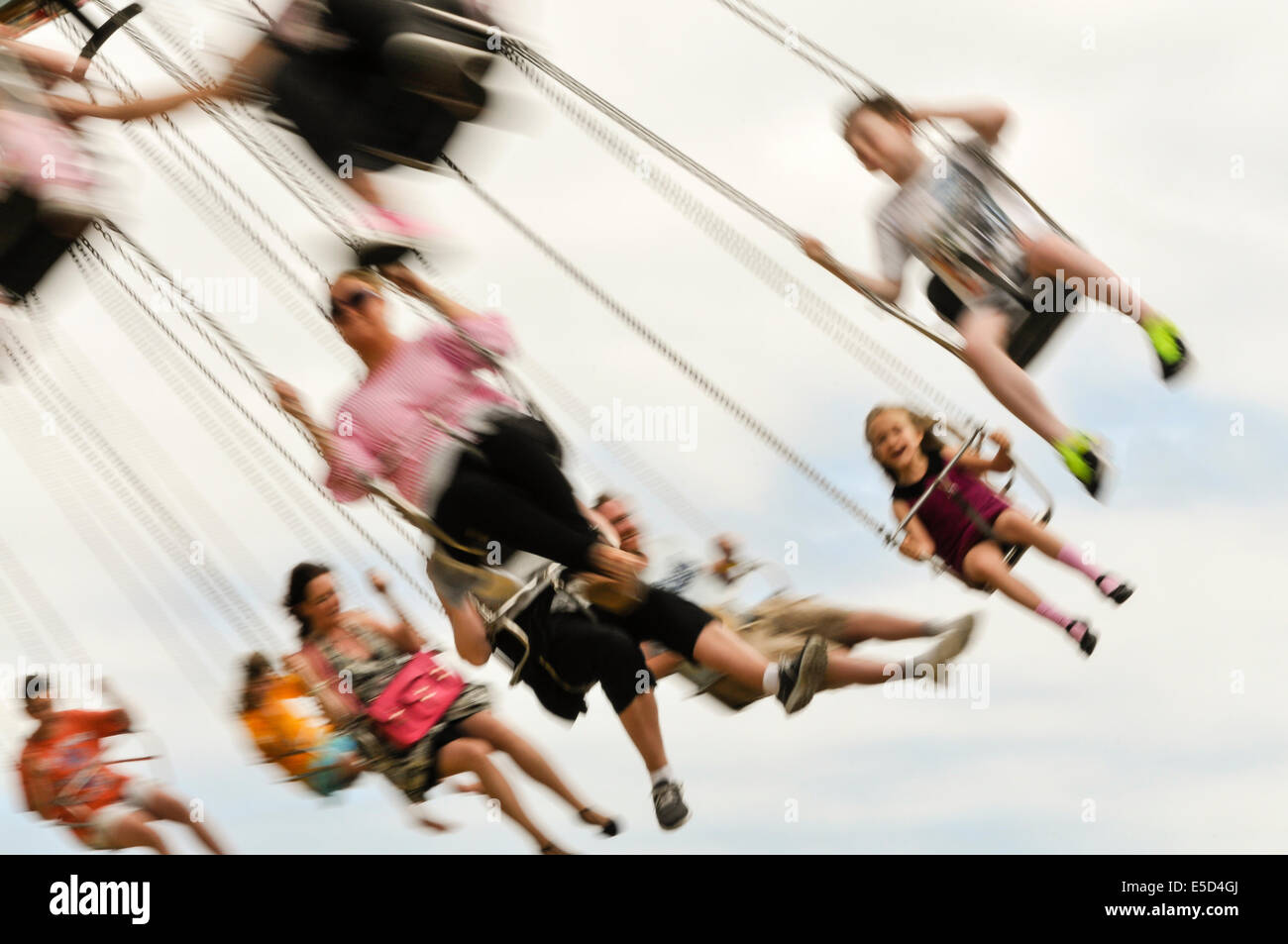 Viele Kinder auf eine "Chairplane" Fahrt (Geschwindigkeit zeigen verschwommen) Stockfoto