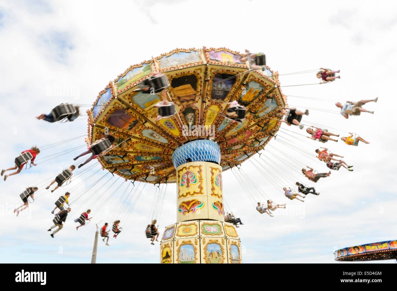 Viele Kinder auf eine "Chairplane" Fahrt (Geschwindigkeit zeigen verschwommen) Stockfoto