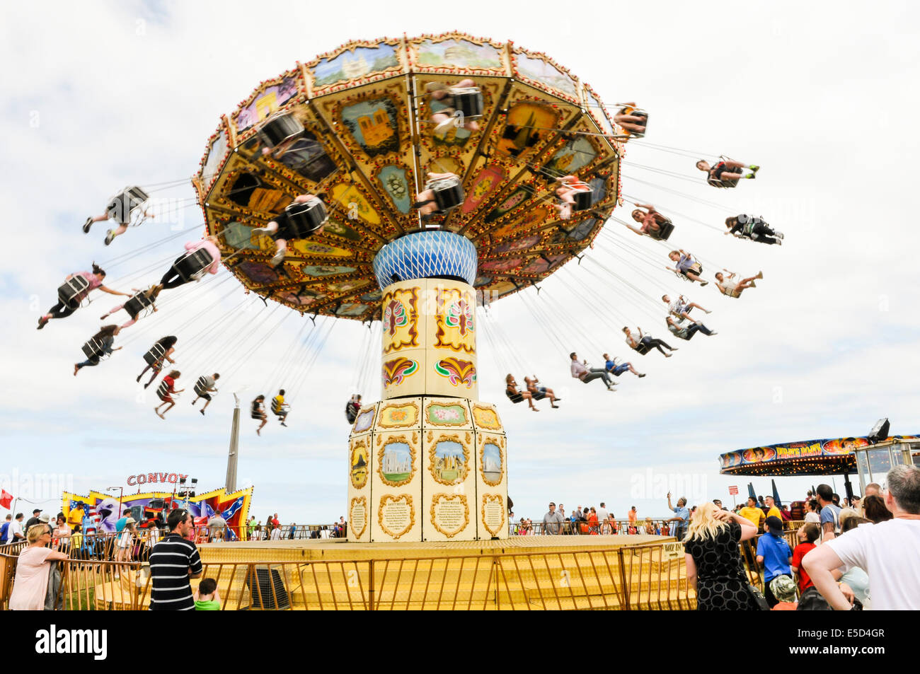 Viele Kinder auf eine "Chairplane" Fahrt (Geschwindigkeit zeigen verschwommen) Stockfoto