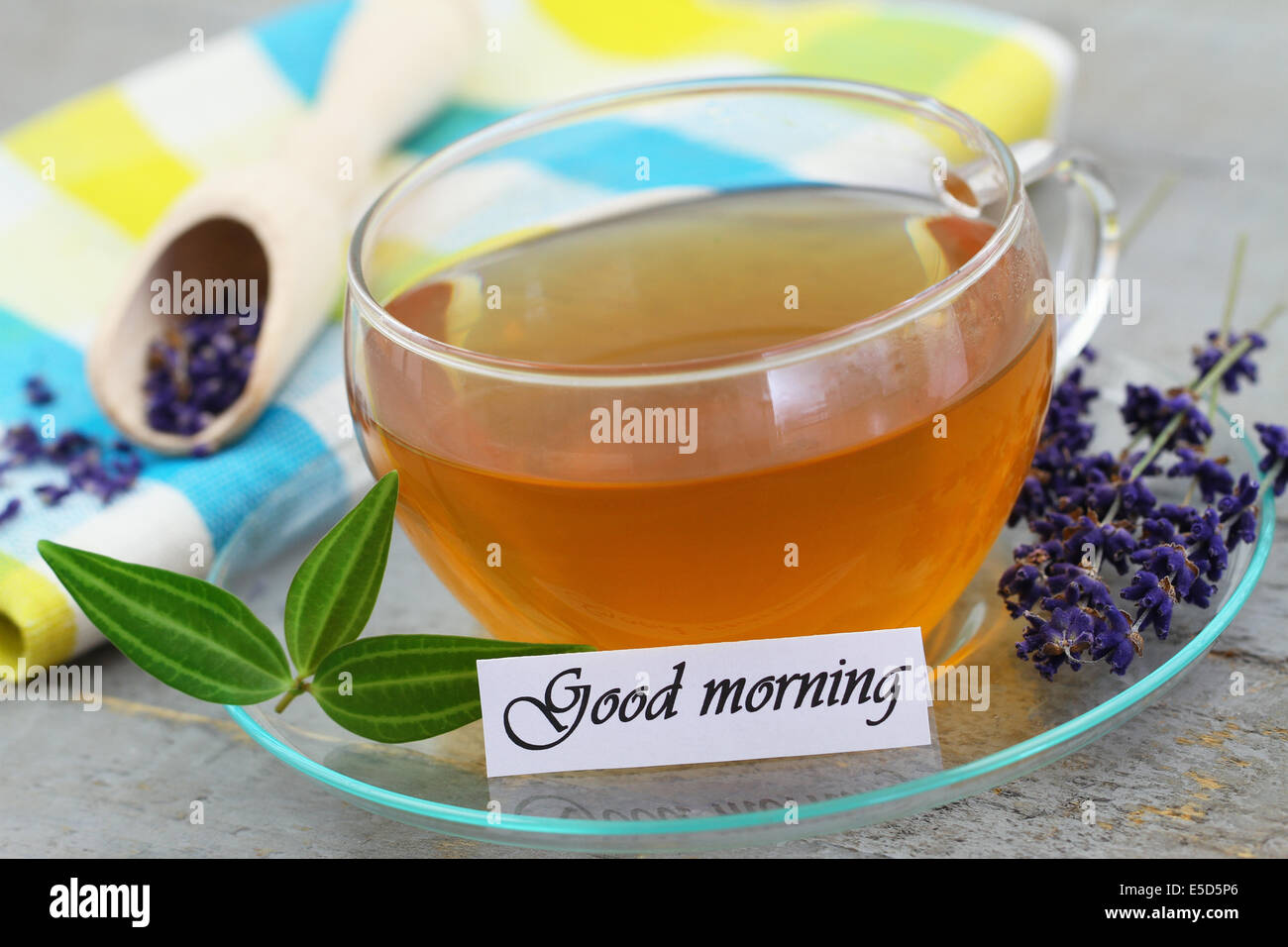 Guten Karte mit Tasse Tee und Lavendel Stockfotografie Alamy