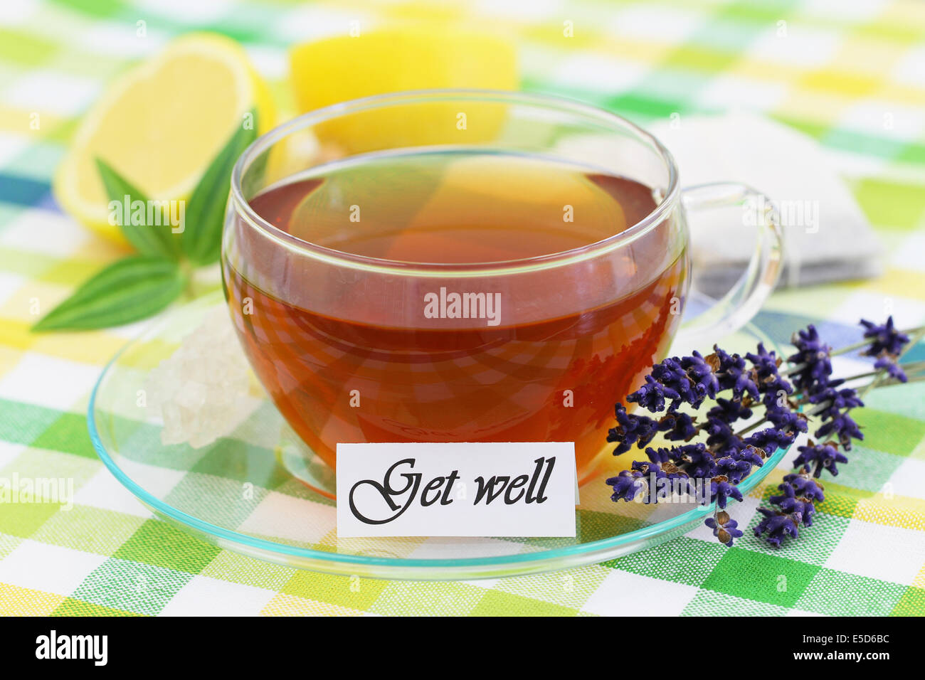 Gut-Karte mit Tasse Tee, Lavendel und Zitrone Stockfoto
