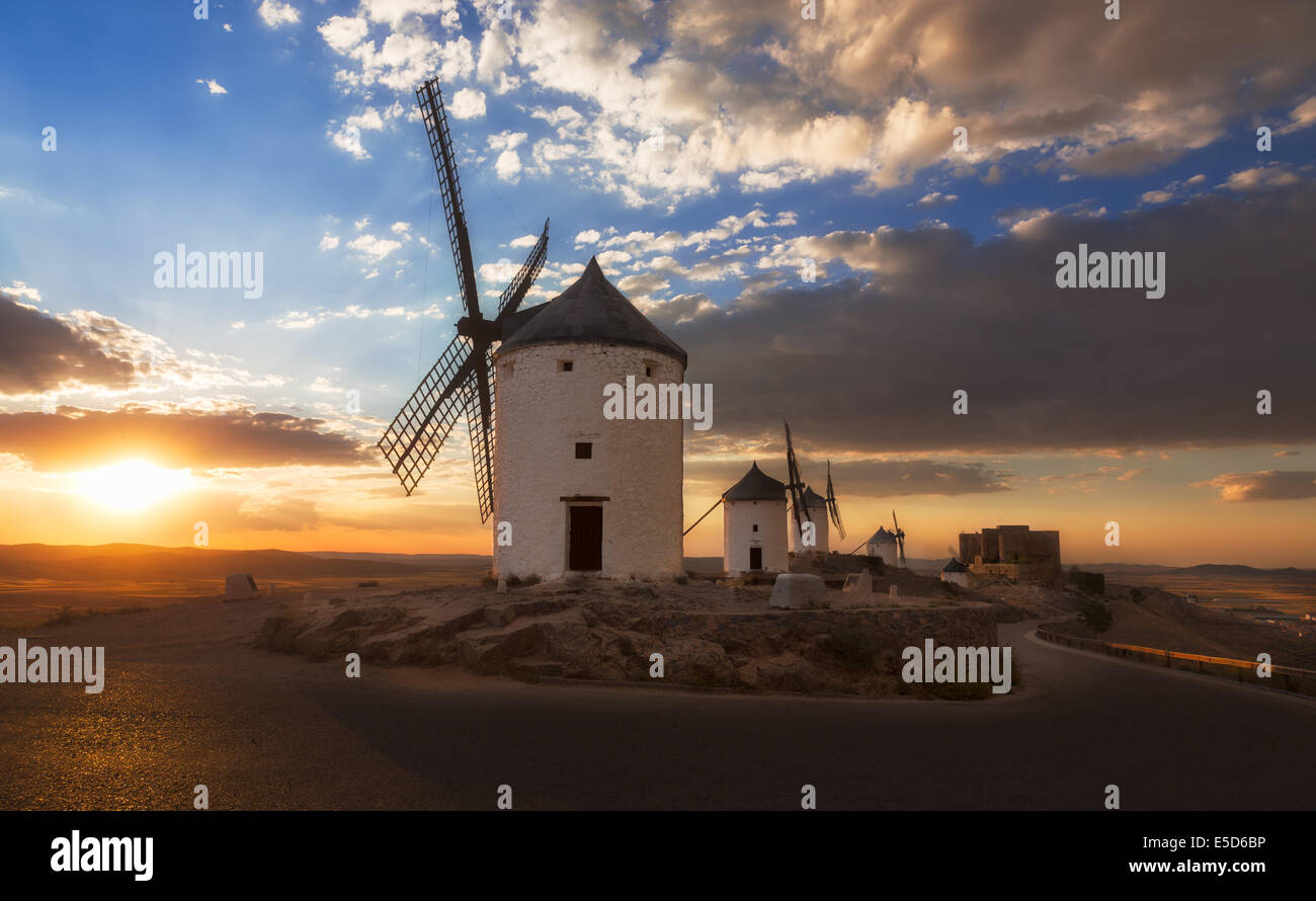 Windmühlen bei Sonnenuntergang, Consuegra, Kastilien-La Mancha, Spanien Stockfoto