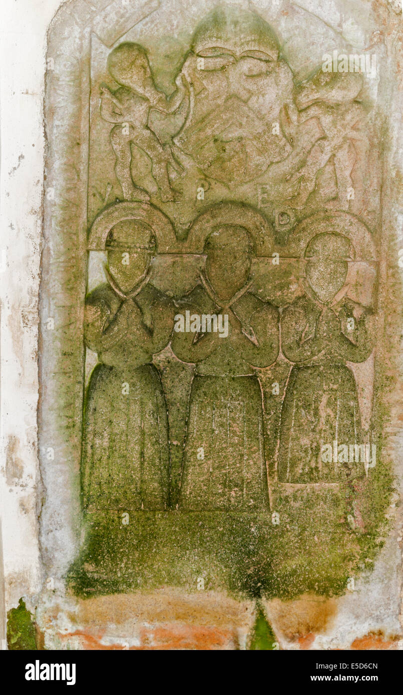 KILDRUMMY SCHOTTLAND ALTE KIRK ODER KIRCHE A TOMBSTONE MIT EINEM WAPPEN UND DREI BETEN FIGUREN Stockfoto