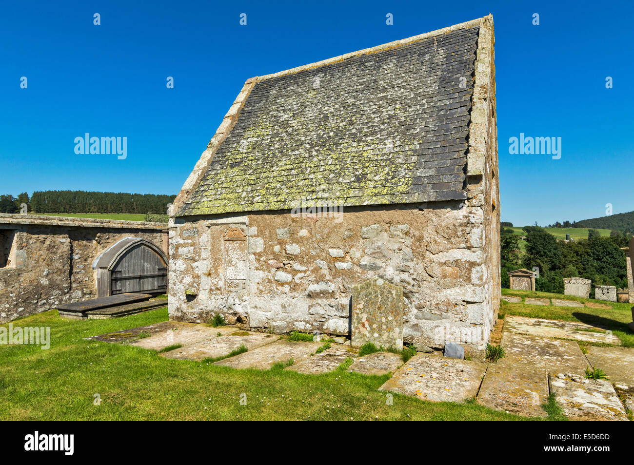 KILDRUMMY SCHOTTLAND ALTE KIRK ODER KIRCHE DIE VERANDA ODER BEGRÄBNIS GEHÄUSE DAHINTER BEFINDEN SICH DIE ÜBERRESTE DER ALTEN KIRK Stockfoto