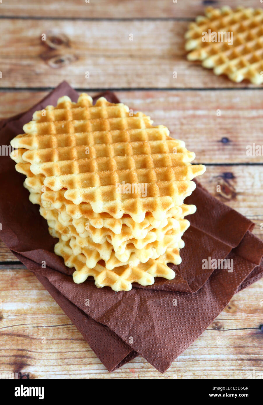 Stapel von dünnen und knusprigen Waffeln, Essen Nahaufnahme Stockfoto
