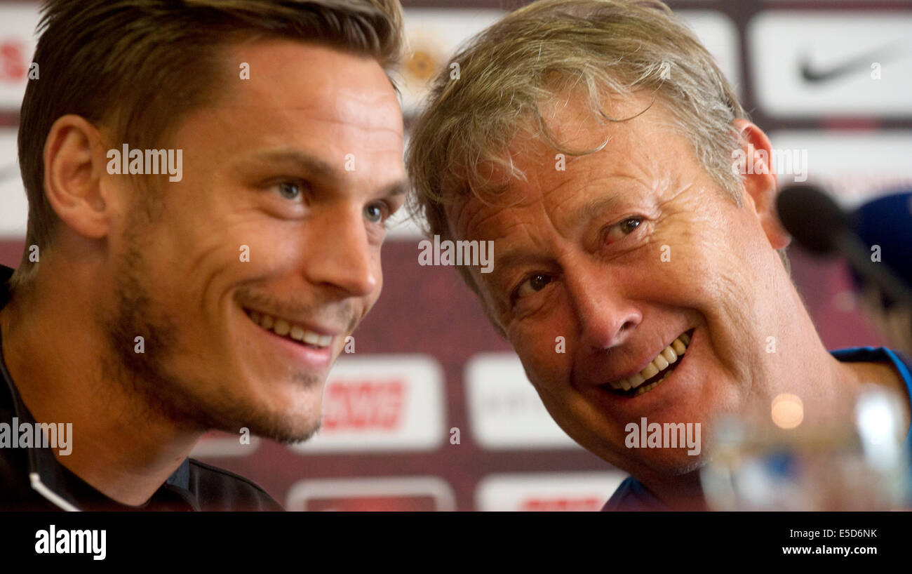 Prag, Tschechische Republik. 28. Juli 2014. Malmö FF-Spieler Nils Markus Rosenberg (links) und Trainer Alter Fridtjof Hareide im Rahmen einer Pressekonferenz vor der dritten Runde der Champions League gesehen sind entsprechen AC Sparta Praha Vs Malmö FF, in Prag, Tschechische Republik, 28. Juli 2014. © CTK/Alamy Live-Nachrichten Stockfoto