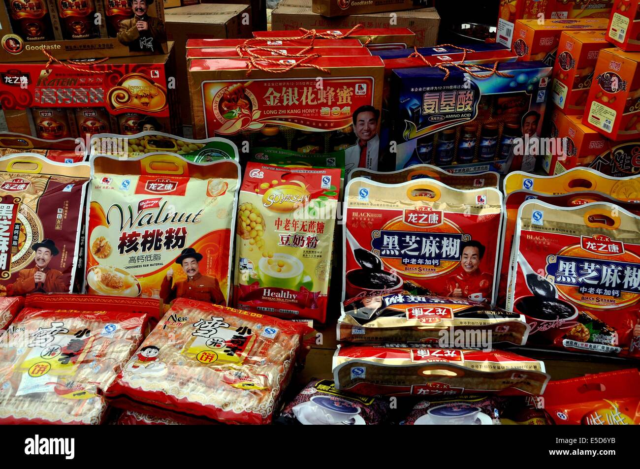 JIU-CHI-TOWN (SICHUAN), CHINA: Eine Vielzahl von abgepackten Lebensmittel auf dem Display auf ein Lebensmittelgeschäft Stockfoto