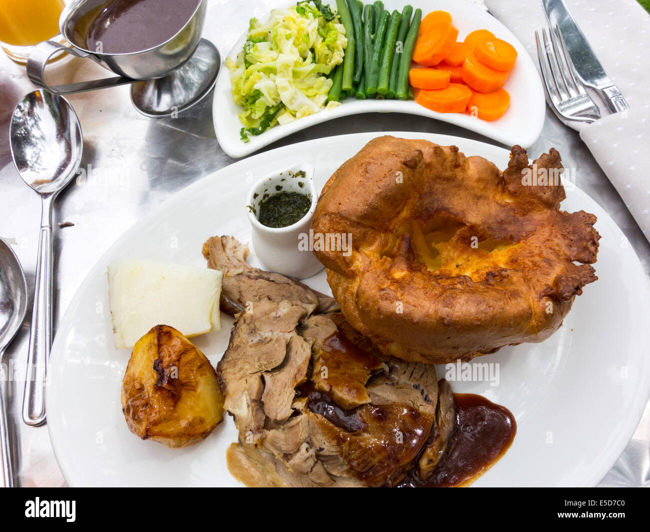 Traditionelle englische Pub Sonntagmittag gebratenes Lamm Yorkshire ...