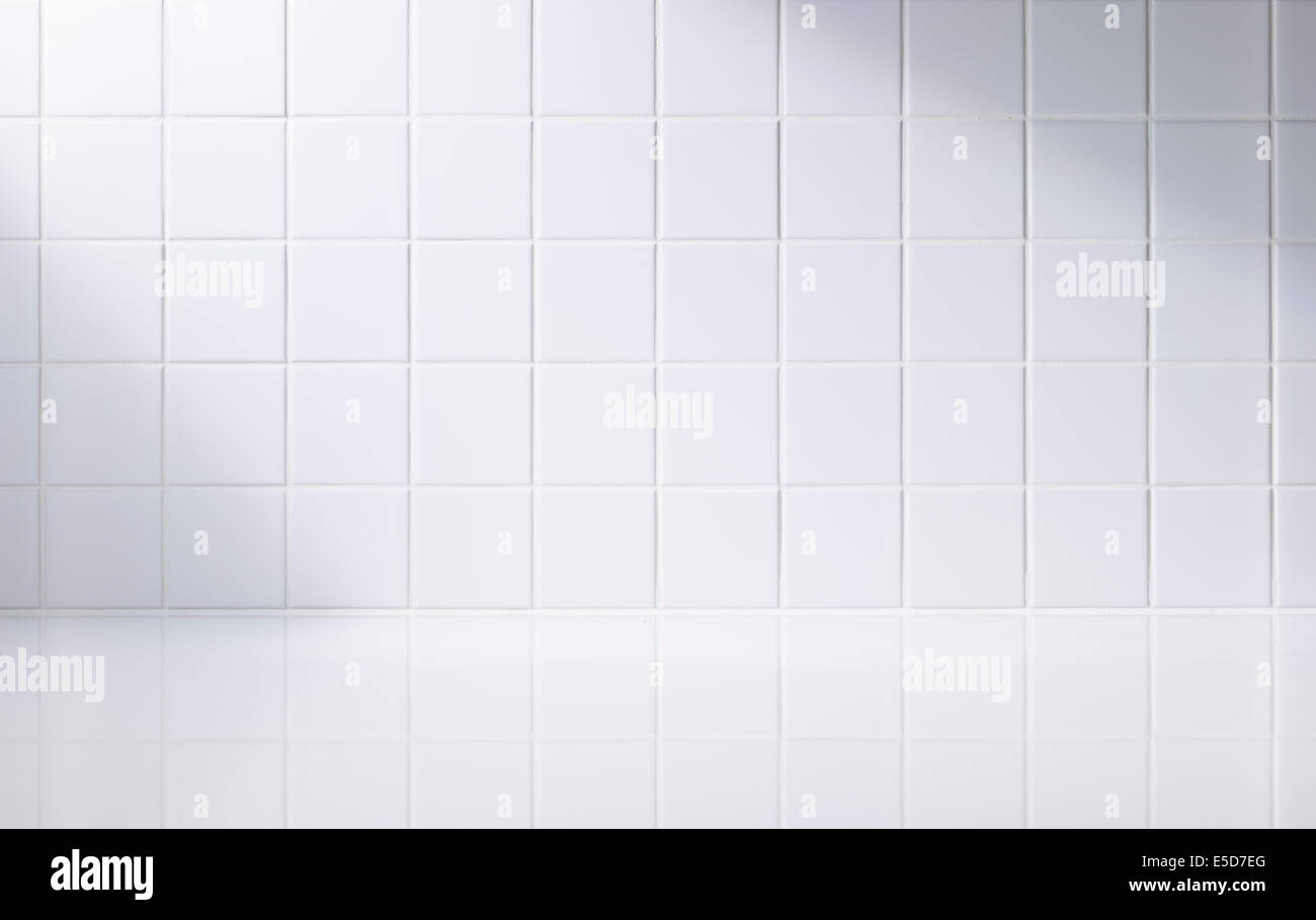 Ein weiß gefliestes Badezimmer Stockfoto