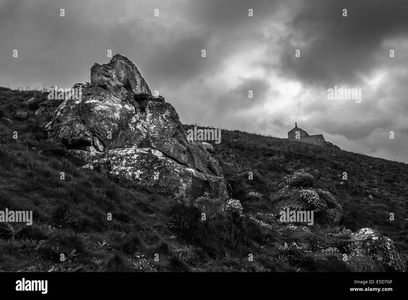 Große Felsen und Kapelle auf der Halbinsel in St. Ives, Cornwall, UK Stockfoto