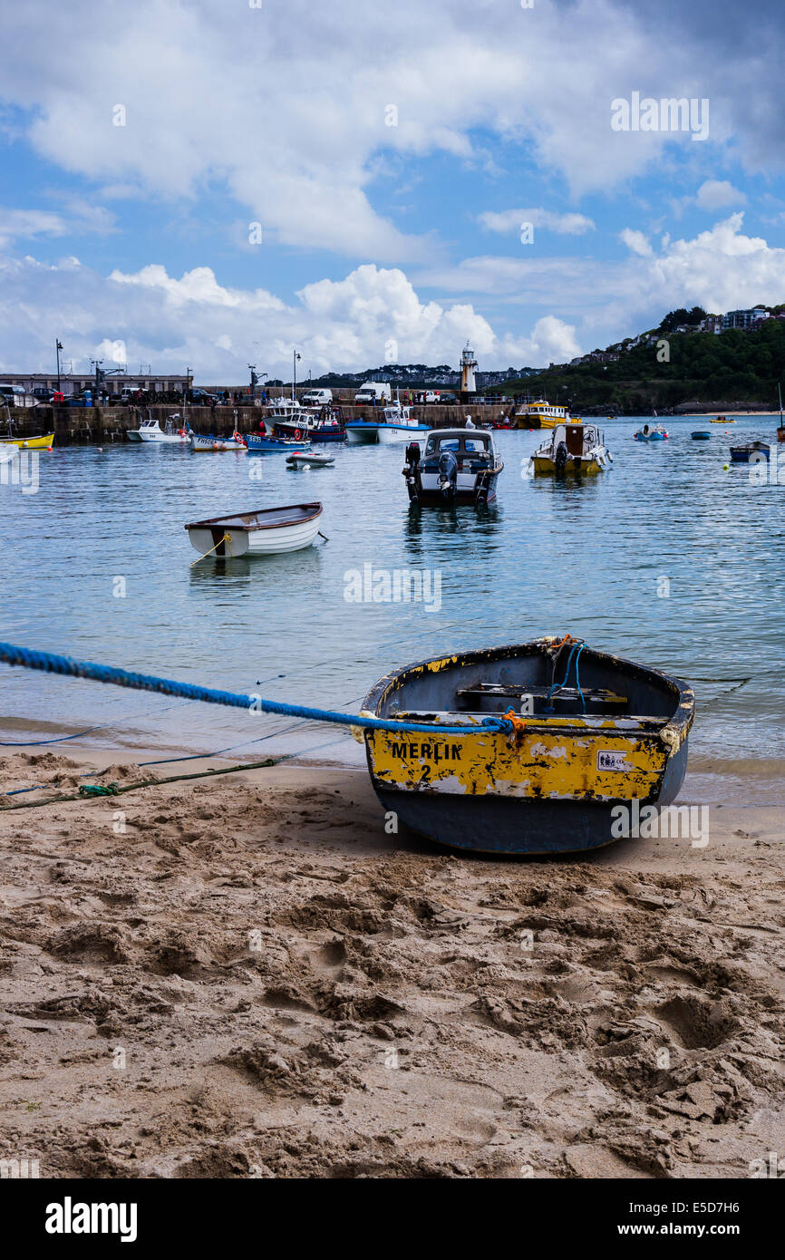 Boote im Hafen von St. Ives, Cornwall, UK Stockfoto