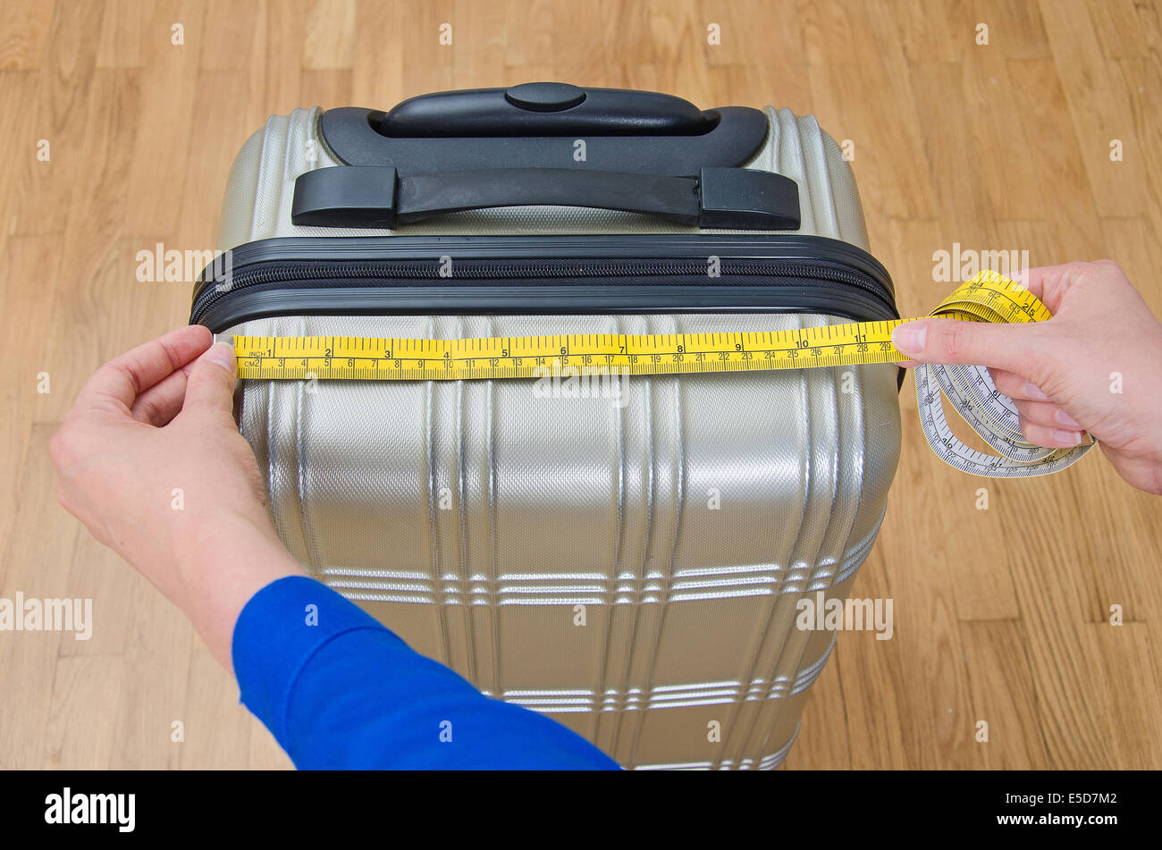 Handgepäck-Messung mit Maßband. Stockfoto