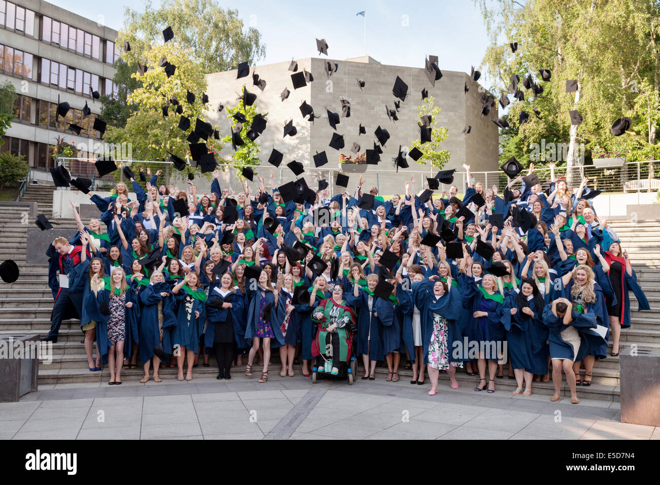 Abschlussklasse Absolventen ihre Hüte in die Luft zu werfen, am Abschlusstag, UEA (University of East Anglia), Norwich England UK Stockfoto