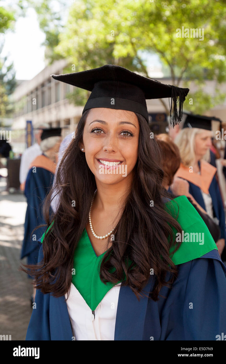 Junge Frau, Absolventin am Abschlusstag, in Kittel und Mörtel Board, UEA ( University of East Anglia ), Norwich, Großbritannien Stockfoto