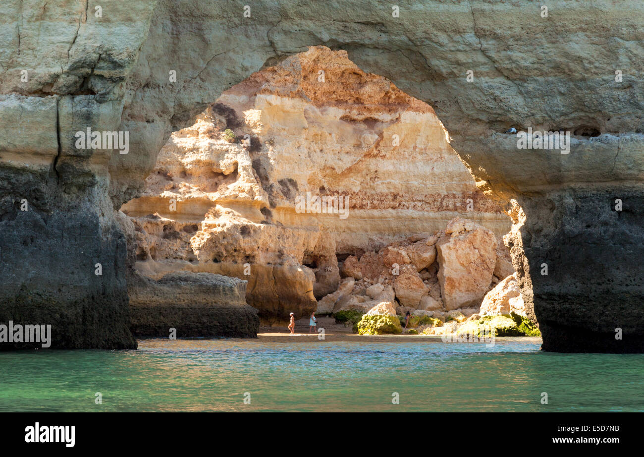 Felsigen Arch und Strand an der Algarve-Küste in der Nähe von Benagil, Portugal Europa Stockfoto