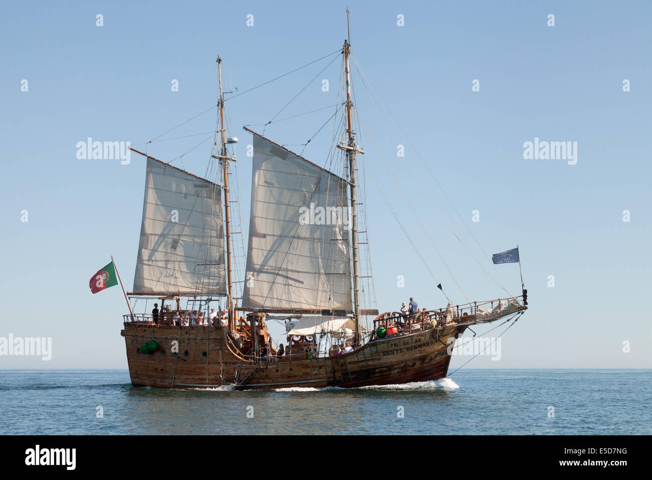 Das Piratenschiff Santa Bernarda die Touristen für eine Kreuzfahrt Urlaub, Algarve, Portugal Europa Stockfoto