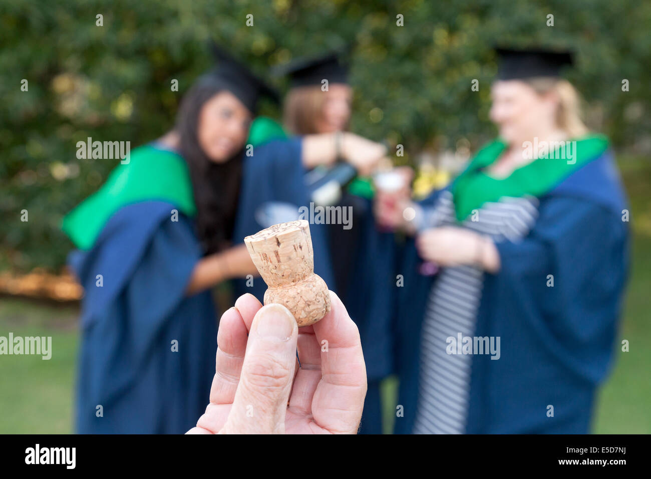 Champagner-Korken und Absolventen, Graduation Day, UEA, (University of East Anglia), Norwich UK Stockfoto