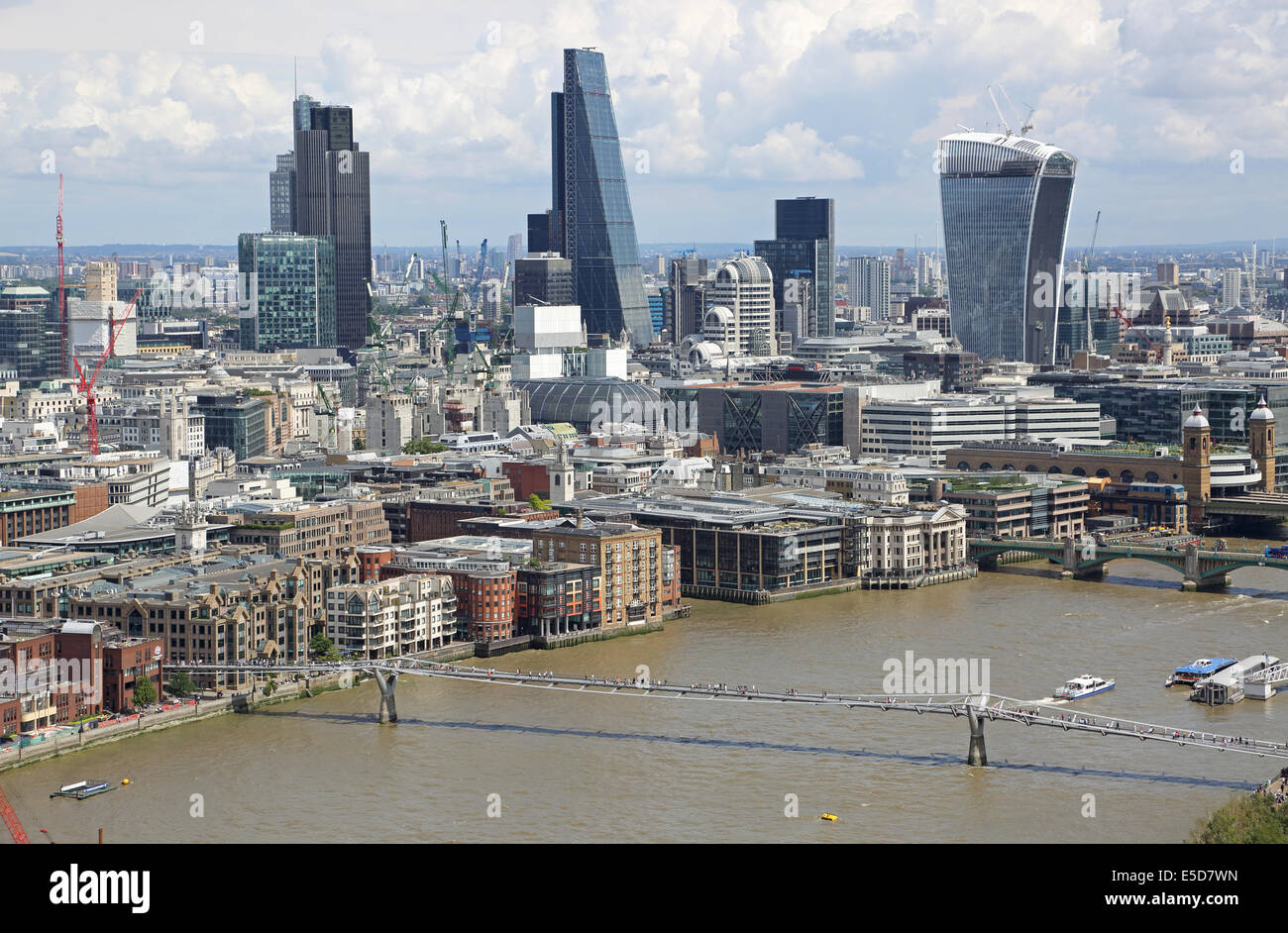 Grobe Sicht auf die City of London. Zeigt Tower 42 (links) die "Käsereibe" (Mitte) und die "Walkie-Talk (rechts) Stockfoto