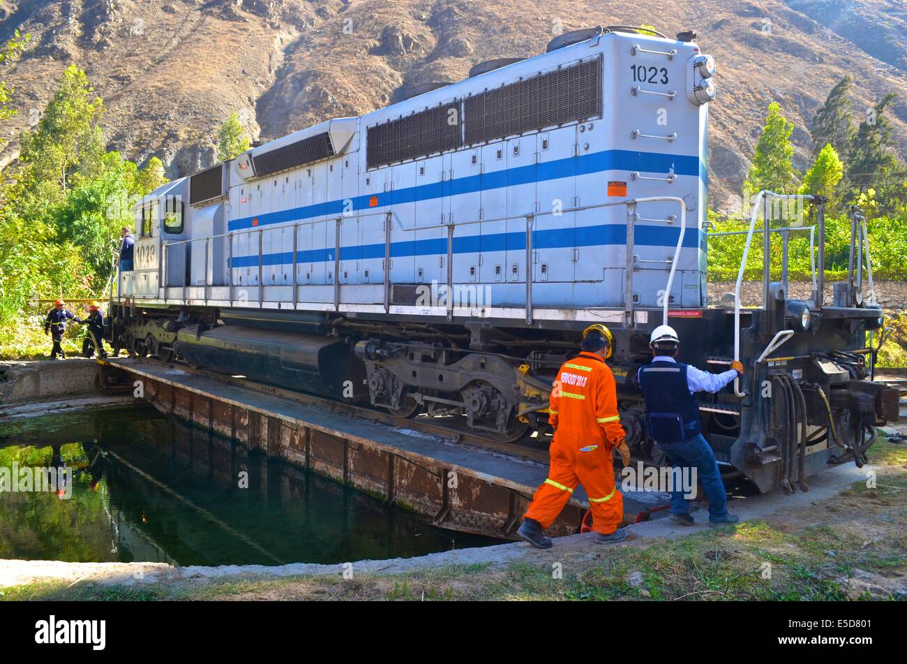 Ein Zug Motor Ferrocarril Central Andino bei San Bartolomé, in der Nähe