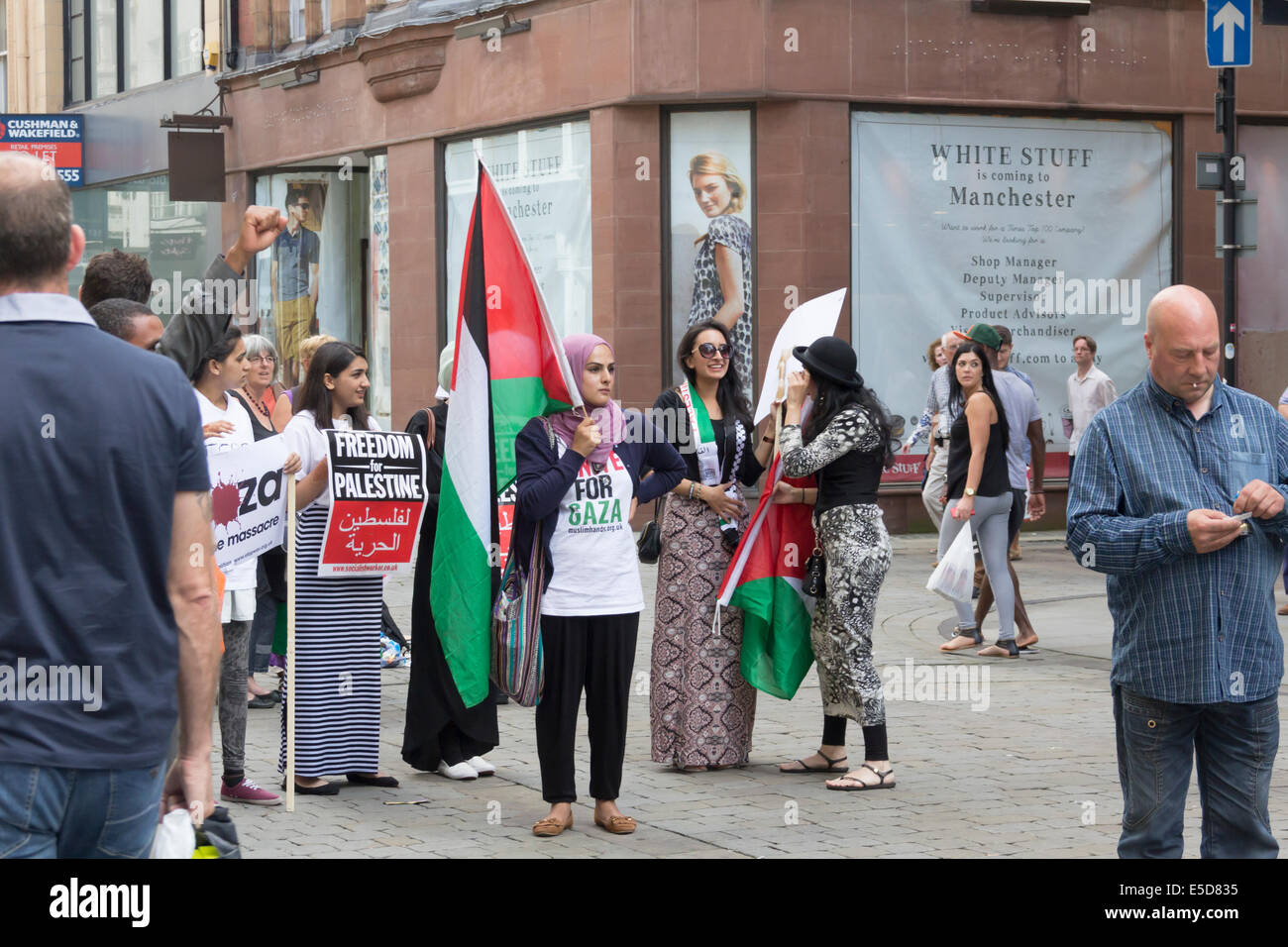 Manchester, UK. 28. Juli 2014. Unterstützer von Palästina und Israel zu inszenieren Counter Proteste vor dem Kedem Kosmetik-Geschäft in der King Street, Manchester. Kedem verkauft israelischen Toten Meeres Beauty-Produkte die Demonstranten behaupten illegal getroffen werden. Dieser Protest ist Teil einer laufenden Kampagne gezielt Kedem. Unterstützer des Shops behaupten, Kunden das Geschäft betreten verhindert werden können. Der Protest und die Counter Protest werden zusätzliche Volatilität zu diesem Zeitpunkt von der weiteren Eskalation des Konflikts im Gaza-Streifen zwischen der Hamas und Israel gegeben. Bildnachweis: Joseph Clemson/Alamy Live-Nachrichten Stockfoto