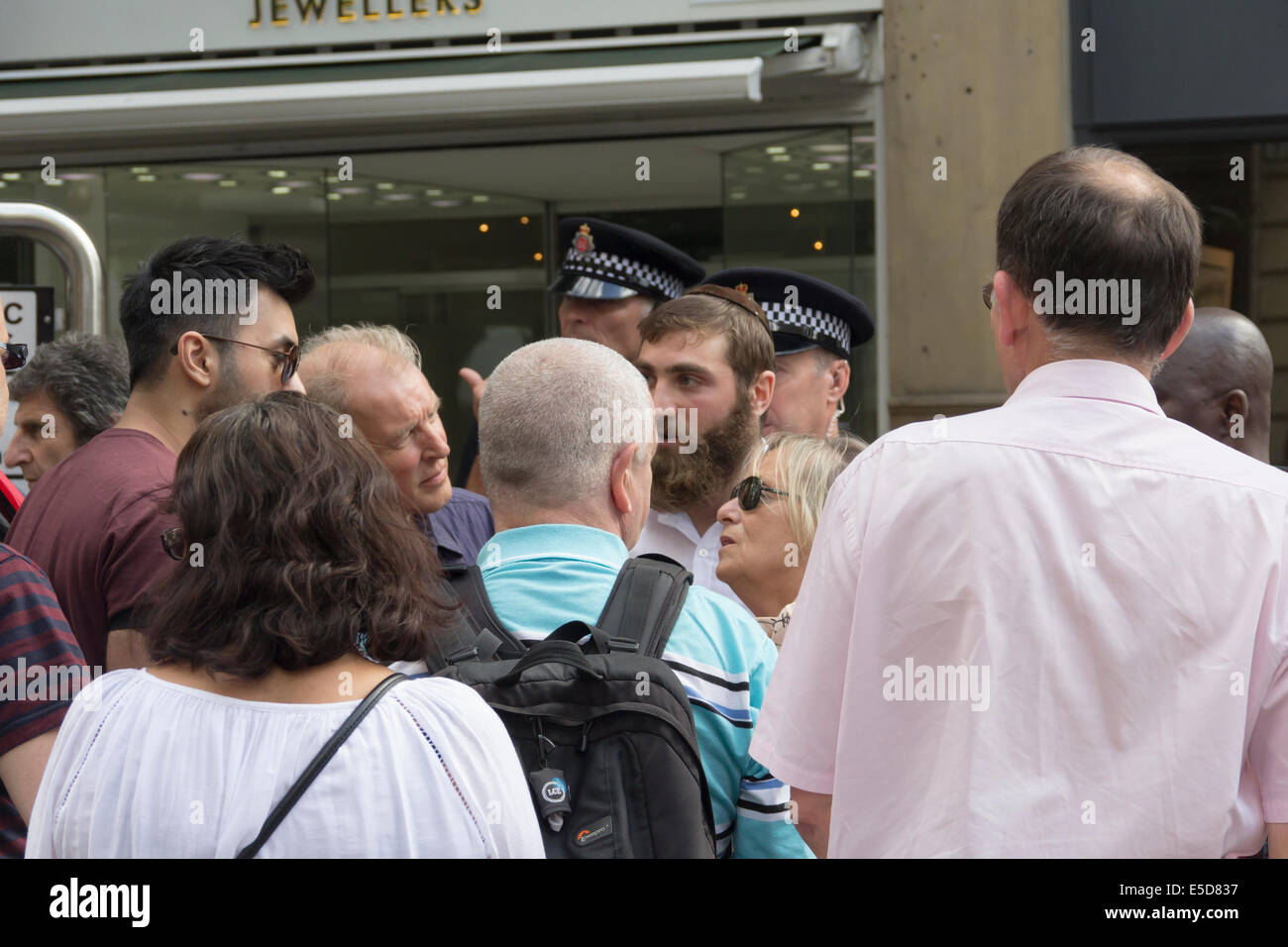 Manchester, UK. 28. Juli 2014. Unterstützer von Palästina und Israel zu inszenieren Counter Proteste vor dem Kedem Kosmetik-Geschäft in der King Street, Manchester. Kedem verkauft israelischen Toten Meeres Beauty-Produkte die Demonstranten behaupten illegal getroffen werden. Dieser Protest ist Teil einer laufenden Kampagne gezielt Kedem. Unterstützer des Shops behaupten, Kunden das Geschäft betreten verhindert werden können. Der Protest und die Counter Protest werden zusätzliche Volatilität zu diesem Zeitpunkt von der weiteren Eskalation des Konflikts im Gaza-Streifen zwischen der Hamas und Israel gegeben. Bildnachweis: Joseph Clemson/Alamy Live-Nachrichten Stockfoto