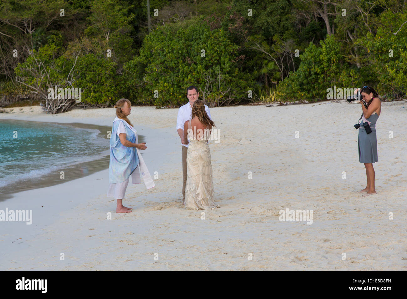 Hochzeit am Trunk Bay Beach auf der karibischen Insel St John in den US Virgin Islands Stockfoto