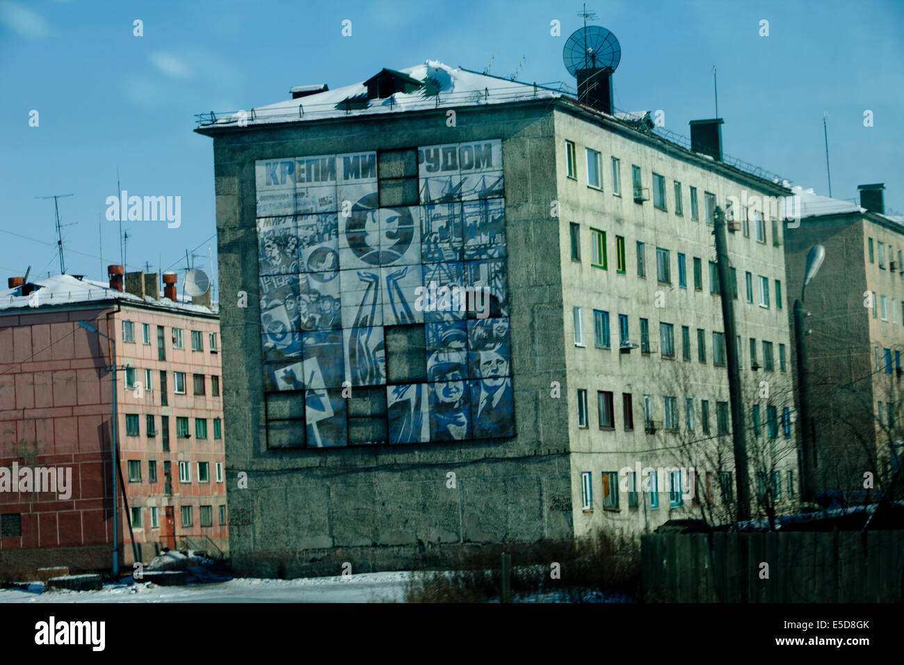 Russische Stadtgebäude blockieren Wohnungen Schnee Wandbild Stockfoto